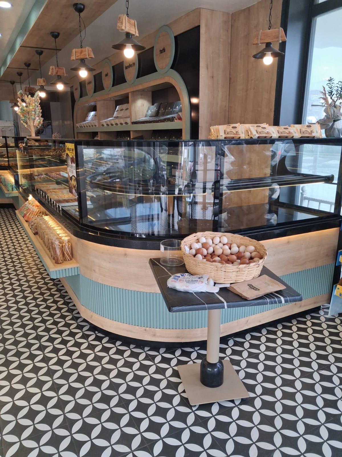 Oval Konsept Pastane Teşhir & Servis Dolabı (Soğutmalı – Özel Üretim)